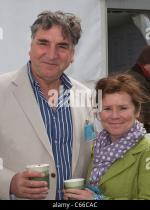 Chelsea Flower Show 2011, attori Jim Carter con sua moglie Imelda Staunton Foto Stock