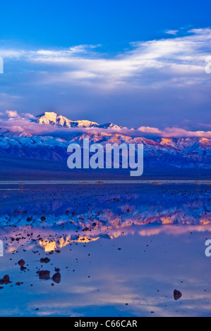 Riflessioni del Panamint montagne al tramonto. Panamint Valley Lake vicino Panamint Springs. Parco Nazionale della Valle della Morte, CA. Foto Stock