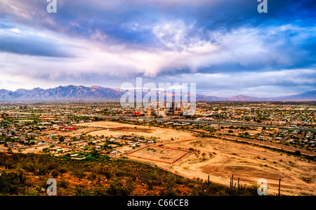 Il Tucson skyline è dominata da montagne in ogni direzione. Vicino alla città sono la Santa Catalina Mountains. Foto Stock