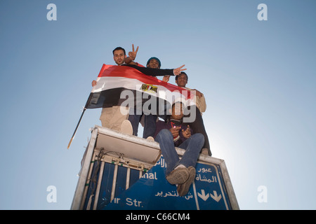 Su Feb.18, 2011 egiziani del Cairo Piazza Tahrir celebrare il giorno della vittoria, una settimana dopo la caduta del presidente Hosni Mubarak Foto Stock