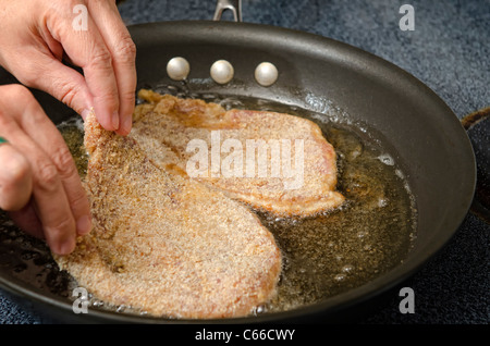 Padella per friggere Schnitzel - un tradizionale piatto tedesco con carne impanata Foto Stock