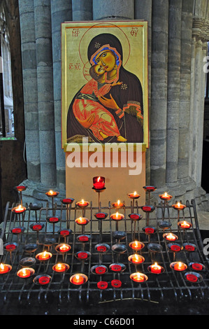 La Madonna e il Bambino icona e candele, Cattedrale di Exeter, Exeter Devon, Inghilterra, Regno Unito Foto Stock