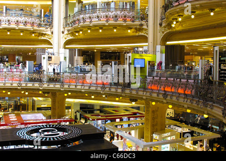 I grandi magazzini Galeries Lafayette è un iconica destinazione per lo shopping in Parigi Francia Foto Stock