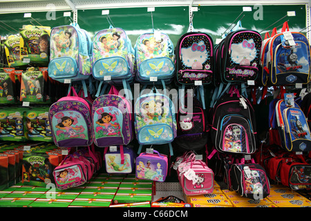 Scuola colorati zaini sul display per la vendita in Toys R us store a Toronto in Canada Foto Stock