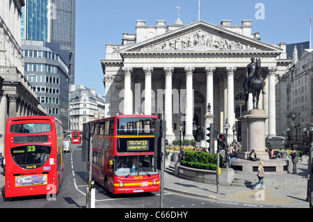 Londra gli autobus del trasporto pubblico in Threadneedle Street Nel miglio quadrato della città di Londra con la Royal Exchange edificio (centro) London street scene UK Foto Stock