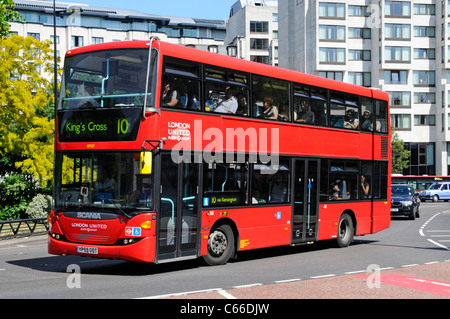 Lato & vista frontale del moderno London double decker trasporto pubblico bus rosso e i passeggeri sul percorso 10 guidando lungo Park Lane senza alcuna pubblicità Foto Stock