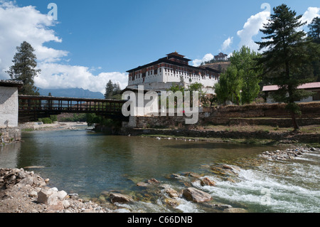 Vista di Paro dzong con il ponte e il fiume. paro. bhutan Foto Stock