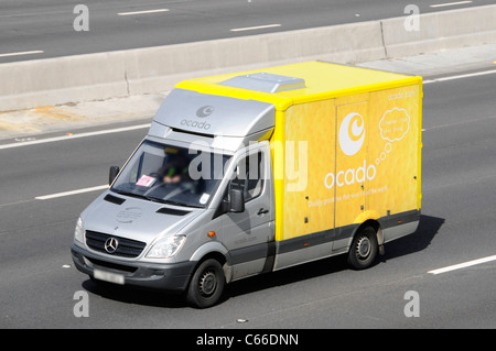 Vista laterale anteriore e dell'antenna del tetto dall'alto verso il basso Yellow Ocado online drogheria cibo di consegna furgone & logo Guida sull'autostrada inglese del Regno Unito Foto Stock