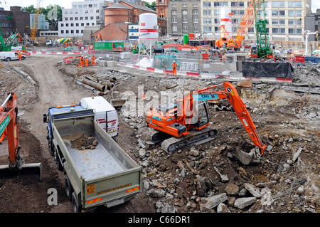 Carichi di scavo ribaltabile autocarro a Crossrail nuova stazione ferroviaria sito in costruzione suddetto esistente stazione di Tottenham Court Road West End di Londra Inghilterra REGNO UNITO Foto Stock