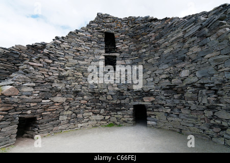 Dun Carloway broch sulla costa occidentale dell'isola di Lewis nelle Ebridi Esterne, Scozia Foto Stock