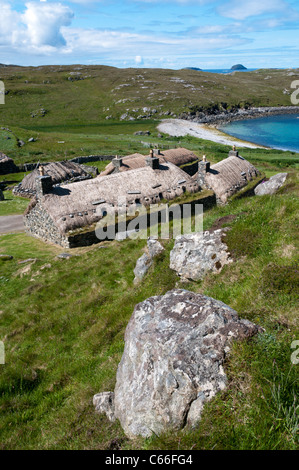 Il restaurato blackhouse village di Na Geàrrannan sull'isola di Lewis nelle Ebridi Esterne. Foto Stock