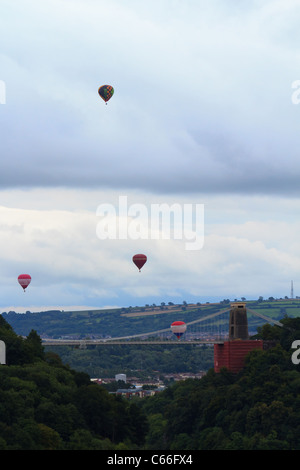 I palloni ad aria calda volare sopra il ponte sospeso di Clifton a Bristol Balloon Fiesta. Foto Stock