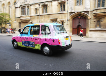 Londra taxi a Oxford High Street, Regno Unito Foto Stock