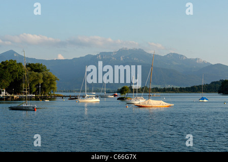 Vista attraverso il Chiemsee al monte Kampenwand, Chiemgau Alta Baviera Germania Foto Stock