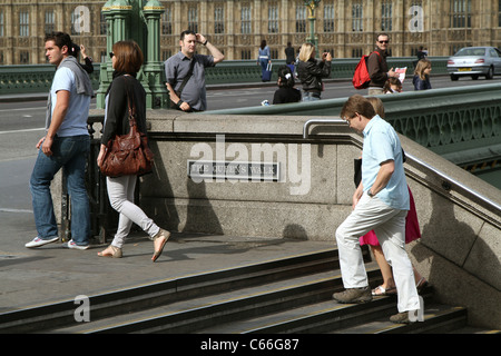 Turisti e visitatori che camminano sul Queens Walk a Westminster Nella città di Londra Inghilterra GB UK 2011 Foto Stock