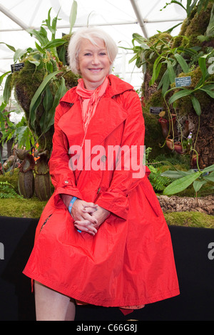 Chelsea Flower Show 2011, Dame Helen Mirren con pianta carnivora 'Helen' che è chiamato dopo il suo, Nepenthes 'Helen' Foto Stock