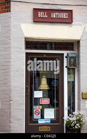 Negozio di antiquariato Bell, Bell Street, Romsey, Hampshire, Regno Unito nel mese di agosto Foto Stock