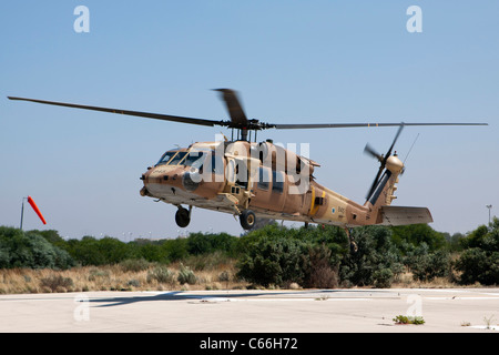 Forza Aerea israeliana in elicottero Sikorsky UH-60 Black Hawk in volo Foto Stock