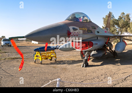 Forza Aerea israeliana F-16A jet fighter (Netz) sul terreno Foto Stock