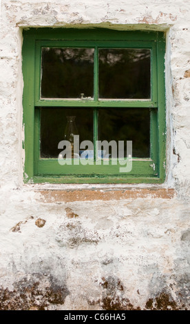 Un marcio in legno finestra a ghigliottina Foto Stock