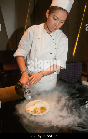 Gastronomia Molecolare, rosso curry serviti al di sopra di azoto liquido a Bangkok, in Thailandia Foto Stock