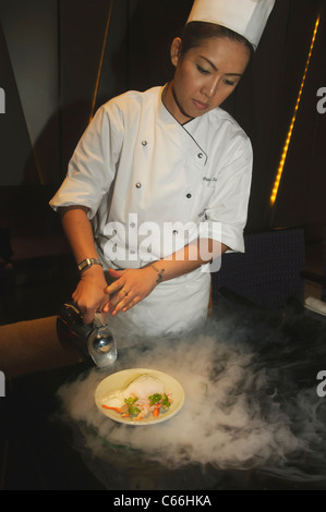 Gastronomia Molecolare, rosso curry serviti al di sopra di azoto liquido a Bangkok, in Thailandia Foto Stock