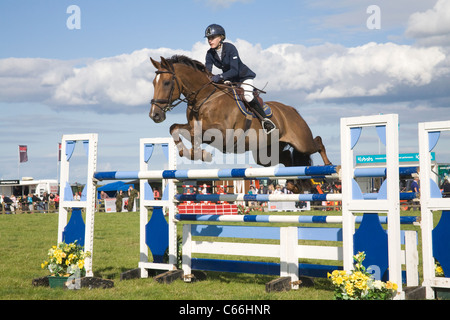 North Wales UK concorrente femmina nella International Show Jumping evento in uno spettacolo agricolo Foto Stock