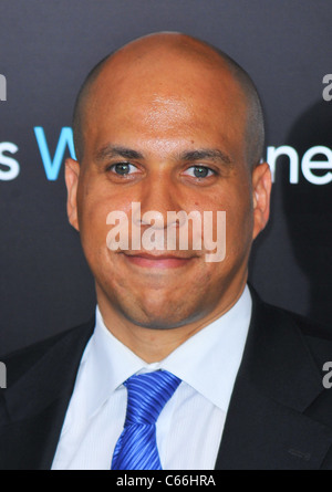 Sindaco di Newark Cory Booker presso gli arrivi per gli amici con benefici Premiere, il Teatro Ziegfeld, New York, NY, 18 luglio 2011. Foto di: Gregorio T. Binuya/Everett Collection Foto Stock