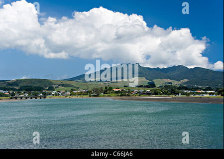 Il bel monte Karioi montagna con Porto Whaingaroa Raglan Waikato Isola del nord della Nuova Zelanda Foto Stock