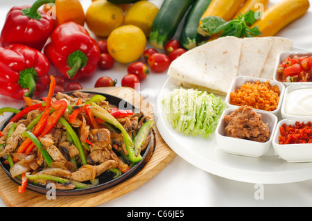 Originale sfrigolanti fajita fumante servita sulla piastra di ferro e verdure fresche su sfondo ,più cibo delizioso sul portafoglio Foto Stock