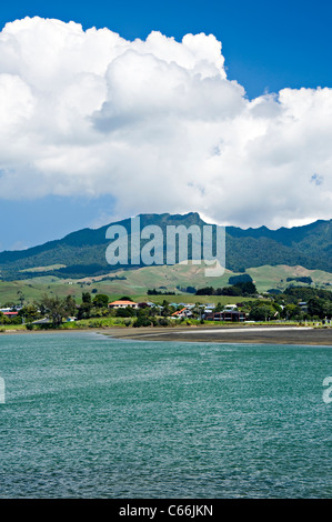 Il bel monte Karioi montagna con Porto Whaingaroa Raglan Waikato Isola del nord della Nuova Zelanda Foto Stock