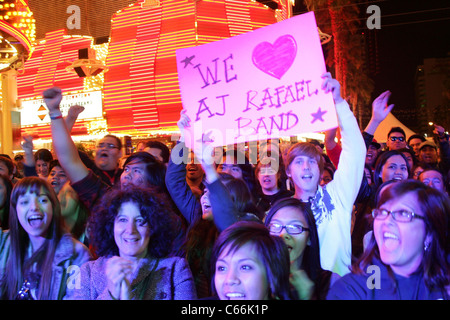 AJ Rafael Fans di presenze per affissioni la Cruze-ing a Las Vegas la battaglia di bande, Fremont Street Experience, Las Vegas NV, 18 maggio 2011. Foto di: James Atoa/Everett Collection Foto Stock