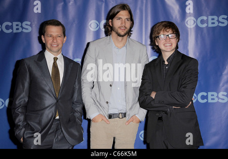 Jon Cryer, Ashton Kutcher, Angus T Jones presso gli arrivi per CBS iniziali di presentazione per l'autunno 2011, la tenda al Lincoln Center di New York, NY Maggio 18, 2011. Foto di: Kristin Callahan/Everett Collection Foto Stock