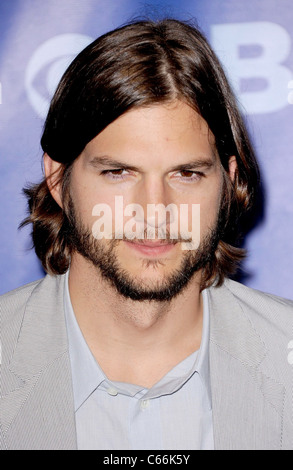 Ashton Kutcher presso gli arrivi per CBS iniziali di presentazione per l'autunno 2011, la tenda al Lincoln Center di New York, NY Maggio 18, 2011. Foto di: Kristin Callahan/Everett Collection Foto Stock