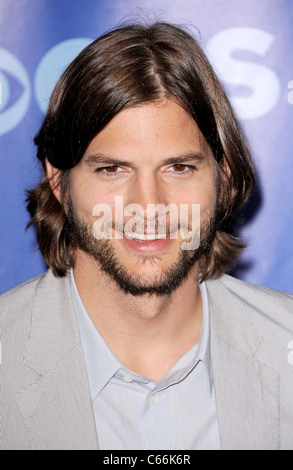 Ashton Kutcher presso gli arrivi per CBS iniziali di presentazione per l'autunno 2011, la tenda al Lincoln Center di New York, NY Maggio 18, 2011. Foto di: Kristin Callahan/Everett Collection Foto Stock