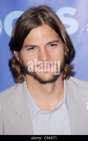 Ashton Kutcher presso gli arrivi per CBS iniziali di presentazione per l'autunno 2011, la tenda al Lincoln Center di New York, NY Maggio 18, 2011. Foto di: Kristin Callahan/Everett Collection Foto Stock