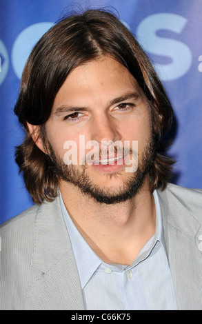 Ashton Kutcher presso gli arrivi per CBS iniziali di presentazione per l'autunno 2011, la tenda al Lincoln Center di New York, NY Maggio 18, 2011. Foto di: Kristin Callahan/Everett Collection Foto Stock