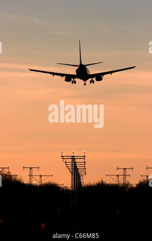 Piano passante beacon di navigazione su un approccio a Londra Luton Foto Stock