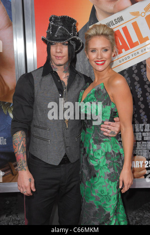 DJ Ashba, Nicky Whelan presso gli arrivi per HALL PASS Premiere, Arclight Glossari Affini Dome, Los Angeles, CA, 23 febbraio 2011. Foto di: Foto Stock