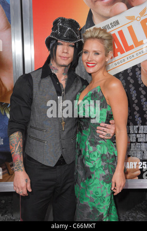 DJ Ashba, Nicky Whelan presso gli arrivi per HALL PASS Premiere, Arclight Glossari Affini Dome, Los Angeles, CA, 23 febbraio 2011. Foto di: Foto Stock