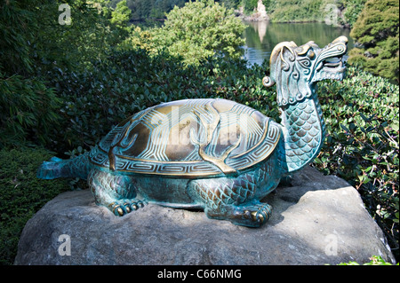 Scultura in bronzo di Yuan celesti di Taihu in China Garden Giardini Hamilton Waikato Isola del nord della Nuova Zelanda Foto Stock