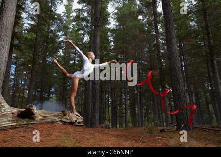 La ballerina fa roteare del nastro nella foresta Foto Stock