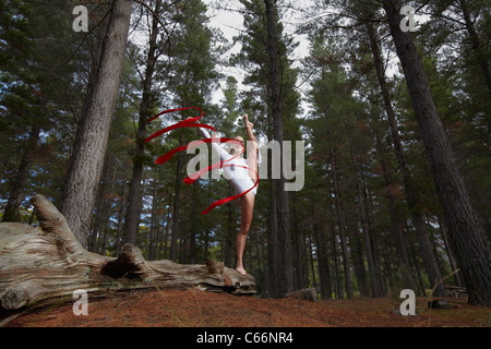 La ballerina fa roteare del nastro nella foresta Foto Stock