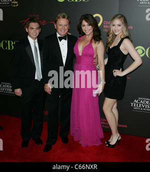 Pat Sajak, famiglia presso gli arrivi per la trentottesima annuale di animazione diurna Emmy Awards - Gli arrivi PT 2, Hilton Hotel di Las Vegas NV, 19 giugno 2011. Foto di: James Atoa/Everett Collection Foto Stock