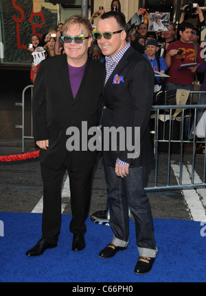 Elton John, David arredare presso gli arrivi per GNOMEO E GIULIETTA Premiere, El Capitan theater, Los Angeles, CA, 23 gennaio 2011. Foto di: Dee Cercone/Everett Collection Foto Stock