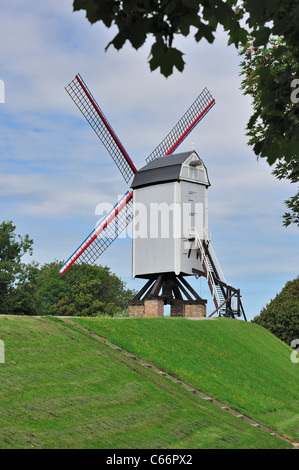 Il mulino a vento di legno Bonne Chiere a Bruges, Belgio Foto Stock