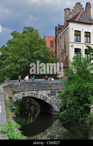 Turisti sul ponte medievale Vlamingbrug / Ponte Vlaming in Bruges, Belgio Foto Stock