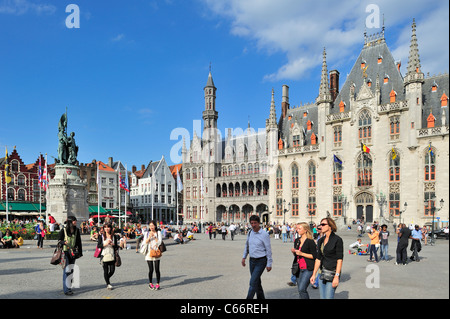 Corte Provinciale, statua di Jan Breydel e Pieter De Coninck e turisti presso la piazza del Mercato / Grote Markt di Bruges, Belgio Foto Stock