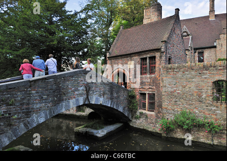 Turisti sul Bonifacius ponte sul canale in Bruges, Belgio Foto Stock