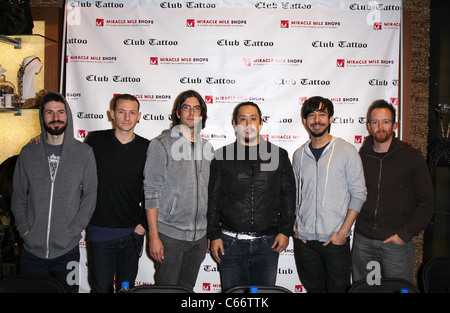 Linkin Park di presenze per Linkin Park firma autografi al Club Tattoo, Miracle Mile Shops al Planet Hollywood Resort and Casino Las Vegas NV Febbraio 19, 2011. Foto di: MORA/Everett Collection Foto Stock